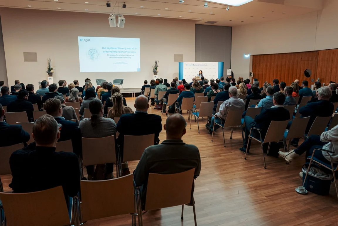 Blick durch den besuchten Veranstaltungssaal zur Bühne beim KI-Lounge-Kongress am 29. Januar 2026 in der IHK Potsdam.