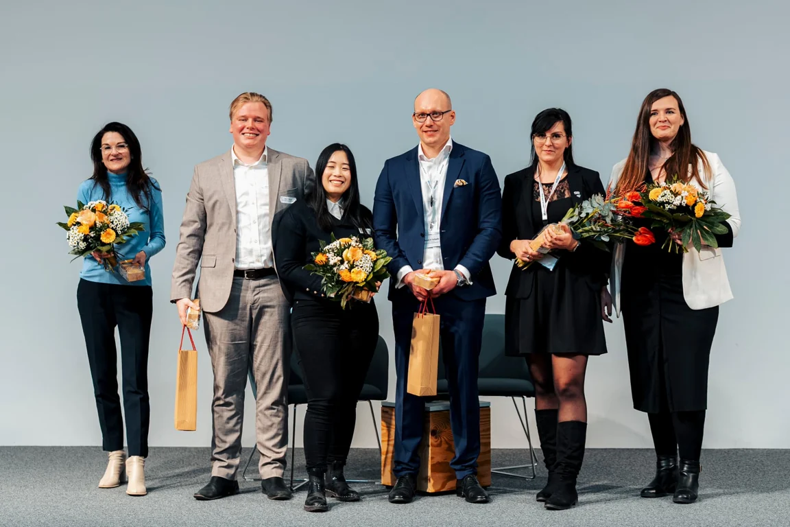 Gruppenaufnahme auf der Bühne des KI-Lounge-Kongresses am 29. Januar 2026 in der IHK Potsdam.